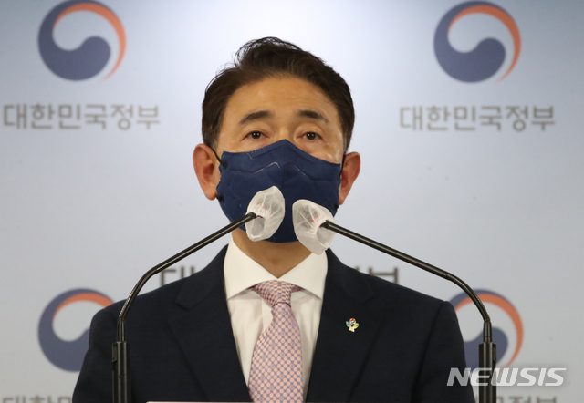 김태응 부동산거래 특별조사단장(국민권익위원회 상임위원)이 28일 서울 종로구 정부서울청사에서 국민의힘 소속 국회의원 102명과 직계 존비속 등 총 400여 명을 대상으로 한 부동산 전수조사 착수 계획을 발표하고 있다. (출처: 뉴시스)