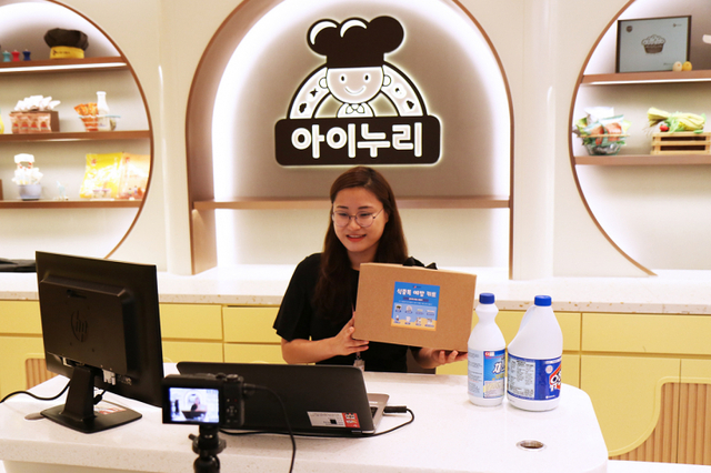 지난 24일 서울 상암동에 위치한 본사 2층 ‘키키존(Kid’s Kitchen Zone)‘에서 CJ프레시웨이 전문 강사가 영유아 교육기관 대상으로급식안전관리 교육을 온라인으로 진행하고 있다. (제공: CJ프레시웨이)