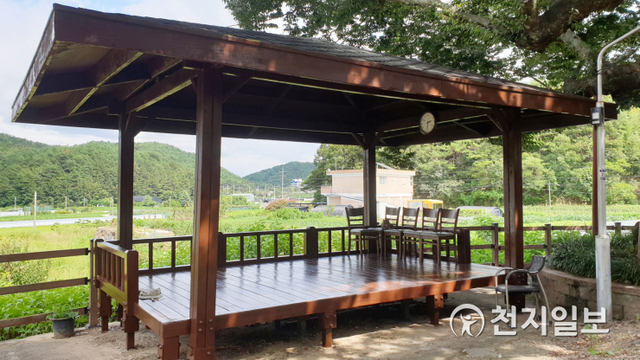 [천지일보 진주=최혜인 기자] 지난 9일부터 23일까지 새단장을 마친 경남 진주시 명석면 정자목 쉼터가 25일 주민들을 기다리고 있다.명석면사무소는 올해 산불방지 평가 1위를 수상하면서 확보한 사업비 1500만원으로 이번 사업을 추진했으며, 총 19곳에 곰팡이와 부패로부터 보호하기 위한 오일스테인 도색을 마쳤다.이진환 진주시 명석면장은 “산불 없는 명석면을 위해 주민들과 직원들이 힘을 모아 이룬 성과로 주민 생활여건을 개선하게 돼 더 의미가 있다”며 “앞으로도 안전하고 깨끗한 생활환경을 마련하기 위해 최선을 다하겠다”고 말했다. (사진 제공: 진주시) ⓒ천지일보 2021.8.25