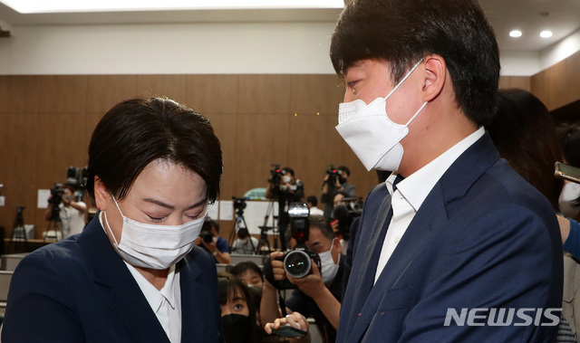 이준석 국민의힘 대표가 25일 서울 여의도 국회 소통관에서 의원직 사퇴 의사를 밝힌 윤희숙 의원을 찾아와 사퇴를 만류하며 눈물을 흘리고 있다. (출처: 뉴시스)