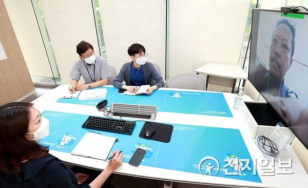 국내 참가기업이 인니 기업과 온라인으로 상담을 진행하고 있다. (제공: KOTRA) ⓒ천지일보 2021.8.25