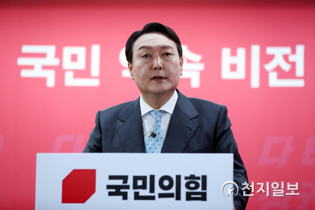 [천지일보=박준성 기자] 국민의힘 대선주자인 윤석열 전 검찰총장이 25일 여의도 당사에서 열린 ‘국민 약속 비전 발표회’에서 공약을 발표하고 있다. (제공: 윤석열 캠프) ⓒ천지일보 2021.8.25