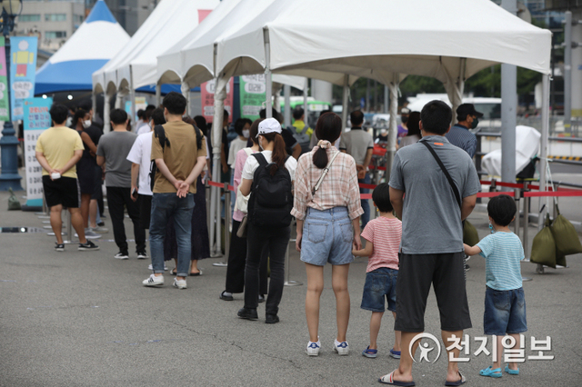 [천지일보=남승우 기자] 신종 코로나바이러스 감염증(코로나19) 신규 확진자가 1628명으로 집계된 22일 오후 서울역 광장 임시 선별검사소에서 시민들이 코로나19 검사를 받기 위해 줄을 서서 기다리고 있다. ⓒ천지일보 2021.8.22