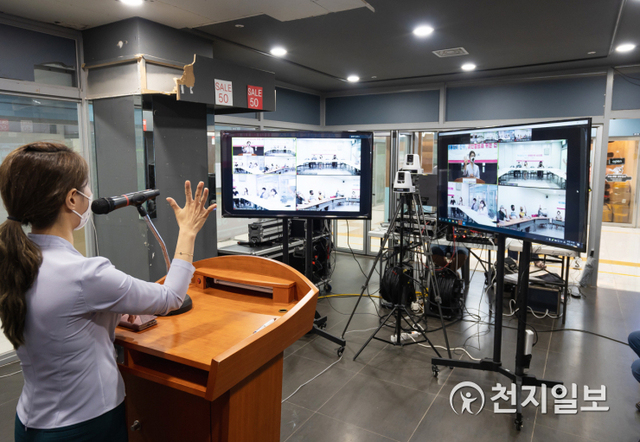 문화도시 시민협의체 위원 신청자들이 21일 지하상가의 빈 점포에서 ‘적정(適正) 문화도시 조성’을 위한 다양한 주제를 토론하고 있다. (제공: 진주시) ⓒ천지일보 2021.8.25