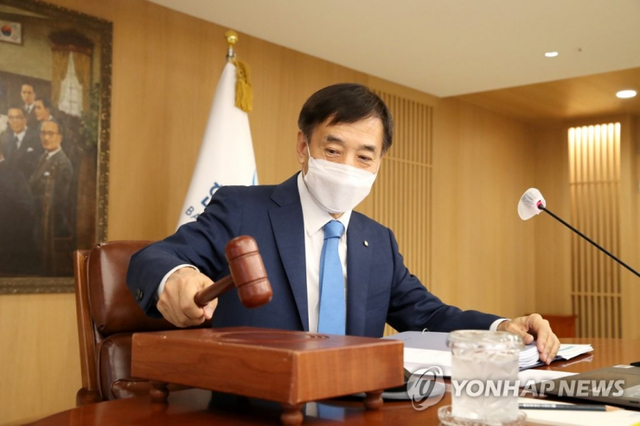 (서울=연합뉴스) 이주열 한국은행 총재가 15일 오전 서울 중구 한국은행에서 열린 금융통화위원회 본회의에서 의사봉을 두드리고 있다.