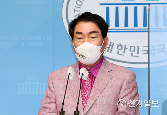 [천지일보=박준성 기자] 국민의힘 안상수 대선 예비후보가 24일 서울 여의도 국회 소통관에서 아프간 사태 관련 기자회견을 갖고 있다. ⓒ천지일보 2021.8.24