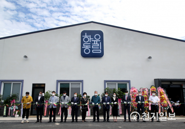 26일 오전 10시 하동읍 화심리에서 윤상기 군수를 비롯해 군의원, 농협군지부장, 산림조합장, 지역 벤처농업기업가 등이 참석한 가운데 하동맛밤 생산기반조성사업 준공식이 열리고 있다. (제공: 하동군) ⓒ천지일보 2021.8.26