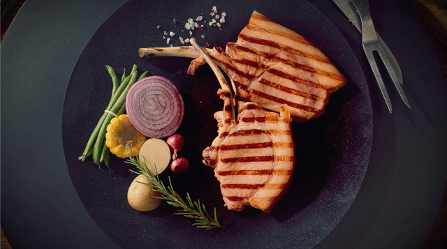 심플리, 직화초벌 돈마호크 스테이크. (제공: GS리테일)