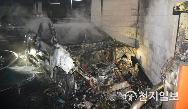 4일 오전 대구광역시 달성군 한 아파트 지하주차장에서 현대자동차 코나 전기차 화재 사고가 발생했다. 사진은 화재 진화 후 전소된 코나 일렉트릭의 모습. (출처: 달성소방서) ⓒ천지일보 2020.10.4