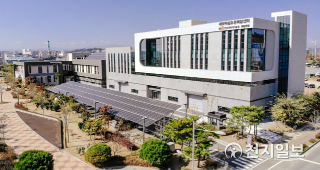 기업들의 제품개발부터 시험평가, 시제품 제작에 이르기까지 일련의 과정을 원스톱으로 지원하는 세라믹섬유융복합센터 전경. (제공: 진주시) ⓒ천지일보 2021.8.26