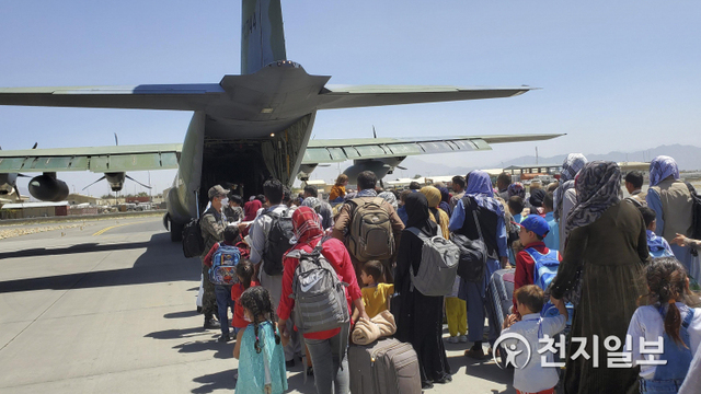 [천지일보=박준성 기자] 한국으로 이송될 아프간인 현지 조력자와 가족들이 25일(현지시간) 아프가니스탄 카불공항에서 공군 C-130J 수퍼허큘리스 수송기에 탑승하기 위해 대기하고 있다. (제공: 공군) ⓒ천지일보 2021.8.26