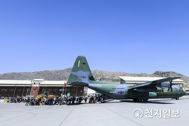 [천지일보=박준성 기자] 한국으로 이송될 아프간인 현지 조력자와 가족들이 25일(현지시간) 아프가니스탄 카불공항에서 공군 C-130J 수송기에 탑승하고 있다. (제공: 공군) ⓒ천지일보 2021.8.26