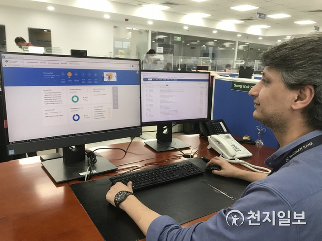 신한은행 인도본부 정보보호 담당자인 사미르 차장이 글로벌 정보보호 포털 시스템으로 모니터링하고 있다. (제공: 신한은행) ⓒ천지일보 2021.8.26