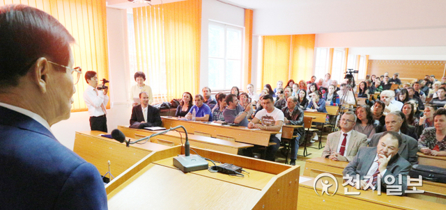 2014년 6월 3일 루마니아에 있는 알마 마터 대학교를 방문한 이만희 대표가 죠제스쿠 니콜라에 총장을 비롯한 학교 관계자들과 학생들 앞에서 평화강연을 진행하고 있다. (제공: HWPL) ⓒ천지일보 2021.8.27