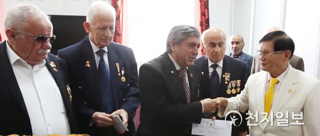 2014년 6월 9일 터키 이스탄불에서 6.25전쟁 참전용사들을 만난 이만희 대표가 아흐메트 켄디겔 이스탄불 참전용사 단체 대표와 악수하고 있다. (제공: HWPL) ⓒ천지일보 2021.8.27