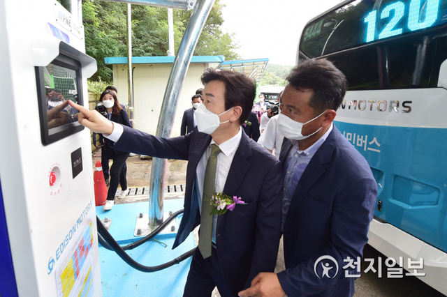 조규일 진주시장(왼쪽)이 27일 내동면 소재 시내버스 공영차고지를 찾아 이날 운행개시에 들어간 전기저상 시내버스 운영현황을 점검하고 있다. (제공: 진주시) ⓒ천지일보 2021.8.27