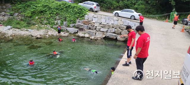 강원 횡성소방서 소속 119시민수상구조대원들이 관내의 한 하천에서 더위를 피해 피서온 피서객들이 물놀이 하는 것을 지켜보고 있다. (제공: 횡성소방서) ⓒ천지일보 2021.8.27
