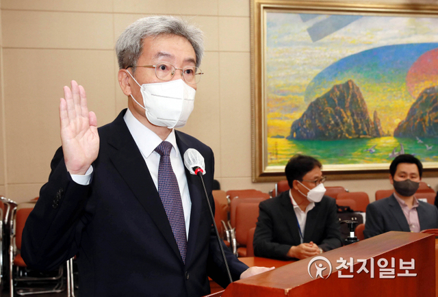 [천지일보=박준성 기자] 고승범 금융위원장 후보자가 27일 서울 여의도 국회 정무위원회 전체회의에서 열린 인사청문회에 출석해 선서를 하고 있다. (제공: 국회) ⓒ천지일보 2021.8.27