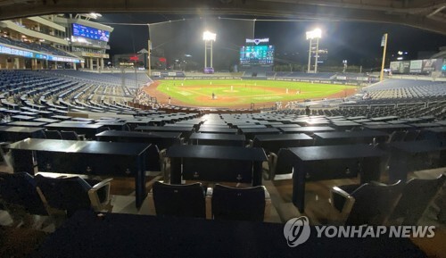 (창원=연합뉴스) 27일 창원NC파크에서 열린 2021 KBO 프로야구 NC 다이노스와 두산 베어스 경기가 무관중으로 진행되고 있다.