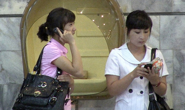 2013년 북한 평양시내에서 주민들이 휴대전화를 사용하고 있다. (출처:연합뉴스)