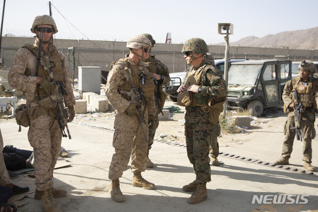 지난 24일(현지시간) 아프가니스탄 카불에서 미국 해병대가 대화를 나누고 있다. (출처: 뉴시스)