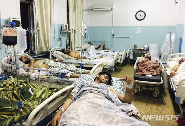 [카불=AP/뉴시스] 아프가니스탄 카불 공항 외곽에서 26일(현지시간) 연쇄 자살폭탄 테러가 발생해  부상한 아프간인들이 병원 침대에 누워있다.