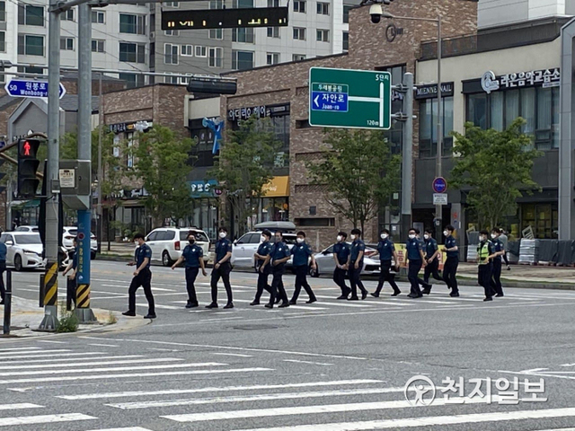 [천지일보=홍보영 기자] 과거 한국 정부와 협력했던 아프가니스탄인과 그 가족 390명이 전날 충북 진천의 국가공무원인재개발원에 입소한 가운데 28일 충북 진천군 인재개발원 인근에서 경찰들이 행단보도를 건너고 있다. ⓒ천지일보 2021.8.28