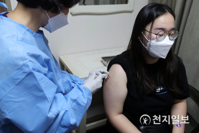 [천지일보=남승우 기자] 청장년층(18∼49세)에 대한 신종 코로나바이러스 감염증(코로나19) 백신 예방접종이 시작된 26일 오전 서울 관악구 사랑의병원에서 한 시민이 화이자 백신을 접종하고 있다. (공동취재사진) ⓒ천지일보 2021.8.26
