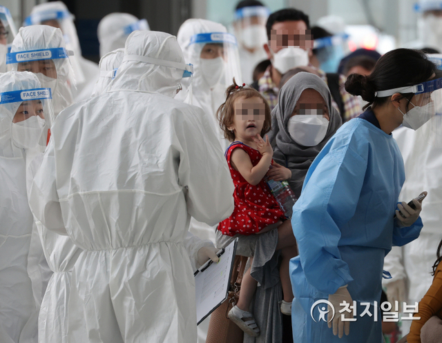 [천지일보=남승우 기자] 아프가니스탄에서 한국 정부 활동을 지원해온 아프간 현지인 직원 및 배우자, 미성년 자녀, 부모 등 378여명이 26일 오후 인천국제공항을 통해 입국하고 있다. (사진공동취재단) ⓒ천지일보 2021.8.26