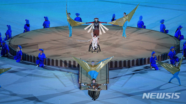 [도쿄(일본)=뉴시스] 2020 도쿄 패럴림픽 개회식이 24일 오후 8시 일본 도쿄 국립경기장(올림픽 스타디움)에서 열렸다. 개회식 공연이 펼쳐지고 있다. 공연은 ’우리에겐 날개가 있다(We have wings)'라는 주제로 어떠한 시련에서도 포기하지 않는 패럴림픽 선수들의 용기와 의지를 표현했다. 2021.08.24.