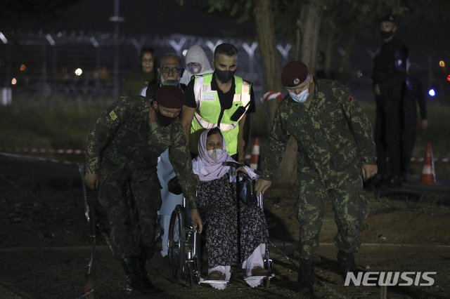 [티라나=AP/뉴시스] 27일(현지시간) 아프가니스탄에서 대피한 한 할머니가 알바니아 티라나의 티라나 국제공항에 도착해 알바니아 군인들의 도움을 받고 있다. 알바니아 정부는 아프간 탈주민들이 최종 정착지인 미국으로 이주하기 위한 특별 비자 신청을 위해 최소 1년은 체류 허가를 내줄 것으로 알려졌다. 2021.08.27.