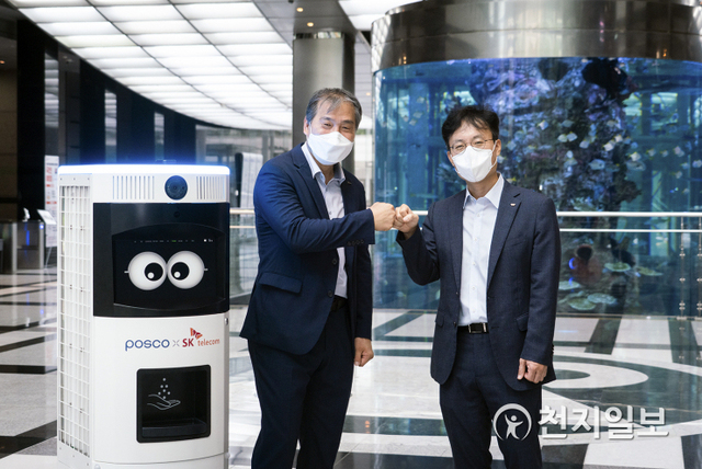 지난 27일 SK텔레콤과 포스코가 ‘산업안전 및 품질검사 AI솔루션 기술 협력을 위한 업무 협약’을 체결하고 있다. (제공: SK텔레콤) ⓒ천지일보 2021.8.29
