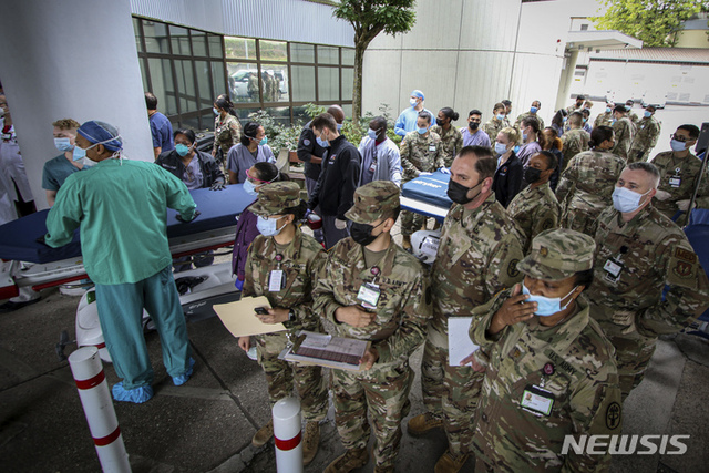 26일(현지시간) 독일 랜드스툴의 한 병원에서 아프가니스탄 카불의 하미드 카르자이 국제공항에서 자살폭탄테러가 발생한 후 부상자들을 치료하기 위해 이송을 준비하고 있다. (출처: 뉴시스)