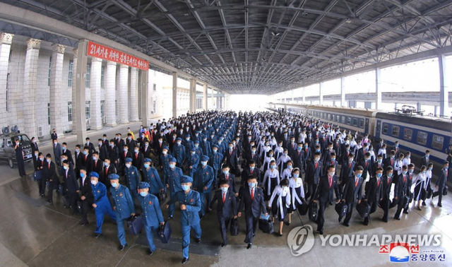 (평양 조선중앙통신=연합뉴스) 북한 '청년절'(8월 28일)을 앞두고 경축행사 참가자들이 지난 26일 평양에 도착했다고 조선중앙통신이 27일 보도했다. 마스크를 쓴 청년들이 기차에서 내려 플랫폼을 나오고 있다. 2021.8.28