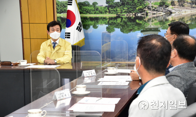 조규일 진주시장이 지난 25일 종합건설업협의회 임원진과 만나 건설업계의 애로사항을 청취하고 코로나19 확산대응 방안을 모색하고 있다. (제공: 진주시) ⓒ천지일보 2021.8.29