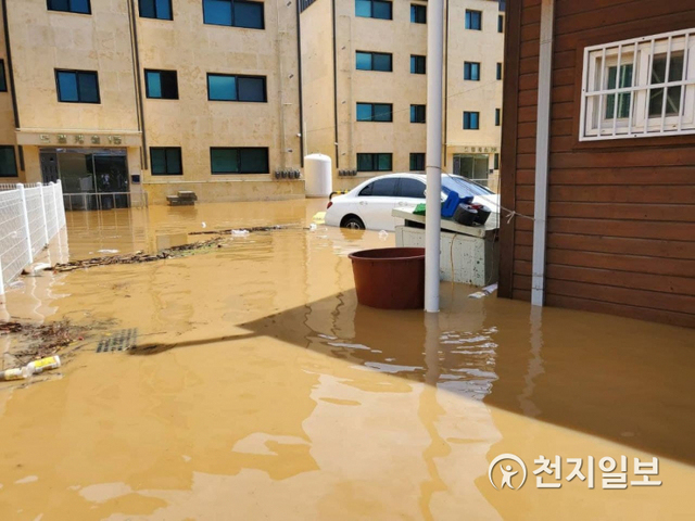 지난 21일 인천에 내린 집중호우로 중구 운북동 동강천이 범람하면서 인근 주택과 빌라 입구가 흙탕물로 가득 차 있다. (사진: 독자 제공) ⓒ천지일보 2021.8.30