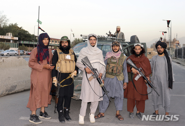 [카불=AP/뉴시스] 25일(현지시간) 아프가니스탄 카불의 한 검문소에서 경비하던 탈레반 병사들이 카메라를 응시하고 있다.