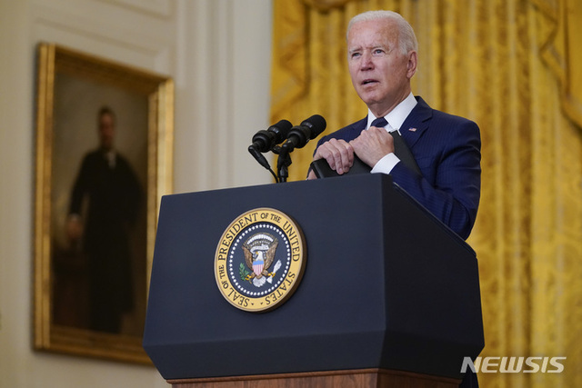 조 바이든 미 대통령이 지난 26일 백악관에서 아프가니스탄 카불 공항 인근에서 벌어진 자살폭탄테러와 관련, 아프간 상황에 대한 기자들의 질문에 답하고 있다. 바이든 대통령은 28일(현지시간) 미군 사령관들로부터 앞으로 24∼36시간 내에 아프가니스탄에서 추가 테러 공격이 발생할 가능성이 매우 높다는 보고를 받았다면서 자살폭탄테러를 벌인 이슬람국가(IS)에 대한 추가 보복 공격이 있을 것이라고 밝혔다. 2021.8.29. (출처: 뉴시스)