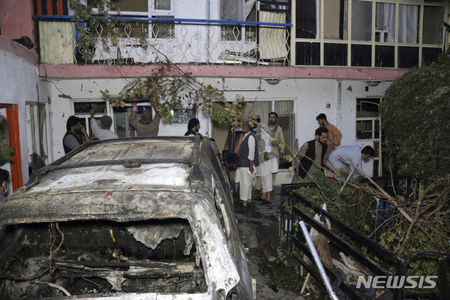 미군이 29일(현지시간) 자폭 테러범들을 싣고 아프가니스탄 카불공항으로 향하던 차량을 겨냥한 무인기 공격을 단행해 성공을 거뒀다. 미군 폭격을 단행한 이후 주민들이 현장을 둘러보고 있다. (출처: 뉴시스)