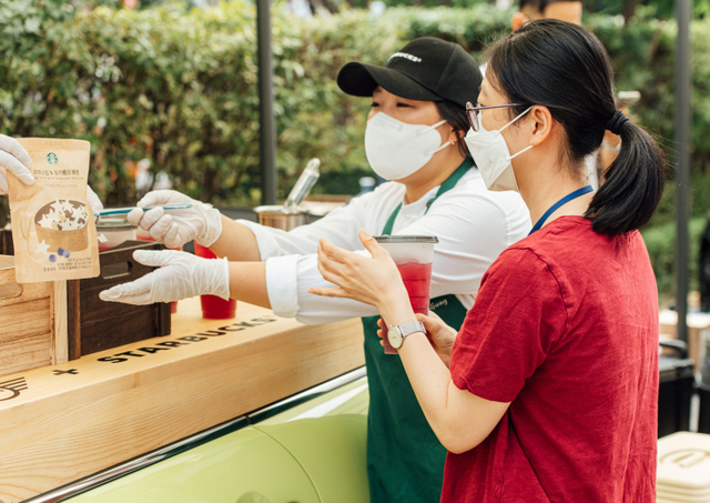 스타벅스가 ‘Brewing Car’ 캠페인을 통해 지난 11일 대한적십자사 경기도지사 관계자들에게 응원의 커피를 전달하고 있다. (제공: 스타벅스)