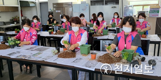 함평군 생활개선회 회원들이 어르신들게 드릴 반려식물을 만들고 있는 모습. (제공: 함평군) ⓒ천지일보 2021.8.30