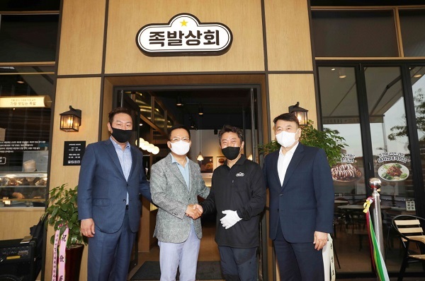 bhc 김충현 연구소장, 임금옥 대표, 족발상회 윤현철 점주, 문상만 본부장이 bhc 족발상회 가맹 1호점인 운정점 오픈식에 참석해 기념촬영을 하고 있다. (제공: bhc) ⓒ천지일보 2021.8.30