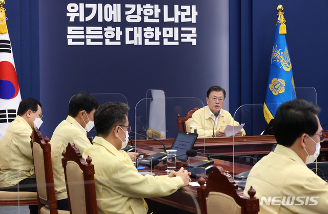 문재인 대통령, 수석 보좌관회의 주재[서울=뉴시스] 문재인 대통령이 30일 오후 청와대 여민관에서 열린 수석·보좌관회의에 참석해 발언하고 있다.