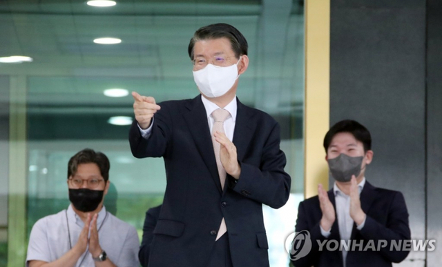 은성수 금융위원장이 30일 오후 이임식을 마치고 정부서울청사를 떠나고 있다. (출처: 연합뉴스)