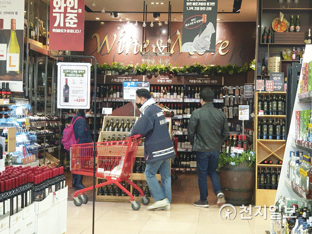 [천지일보=황해연 기자] 한 대형마트의 와인 코너에서 고객들이 지난 11일 진열된 와인을 둘러보며 구매할 와인을 고르고 있다. ⓒ천지일보 2021.3.11