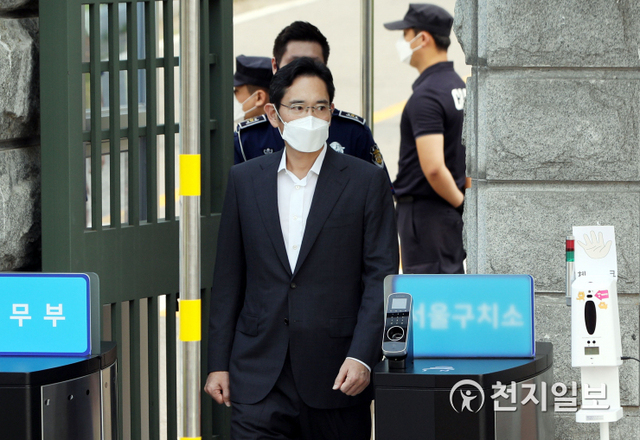[천지일보=남승우 기자] ‘국정농단’ 사건 실형이 확정돼 복역 중이던 이재용 삼성전자 부회장이 13일 오전 서울구치소에서 나오고 있다. 이 부회장은 지난 1월 18일 국정농단 사건 파기환송심에서 징역 2년 6개월의 실형을 선고받아 재구속된 지 207일만에 광복절 가석방 허가자로 인정받아 출소했다. ⓒ천지일보 2021.8.13
