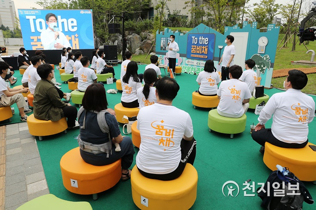 양승조 충남도지사는 이날 청년, 신혼부부 등 30여명과 아산 첫 사업 현장을 방문, 견본주택을 점검한 뒤 인근에서 소통·공감 토크를 가졌다. (제공: 충남도) ⓒ천지일보 2021.8.30