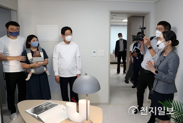 양승조 충남도지사는 이날 청년, 신혼부부 등 30여명과 아산 첫 사업 현장을 방문, 견본주택을 점검한 뒤 인근에서 소통·공감 토크를 가졌다. (제공: 충남도) ⓒ천지일보 2021.8.30