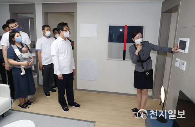 양승조 충남도지사는 이날 청년, 신혼부부 등 30여명과 아산 첫 사업 현장을 방문, 견본주택을 점검한 뒤 인근에서 소통·공감 토크를 가졌다. (제공: 충남도) ⓒ천지일보 2021.8.30