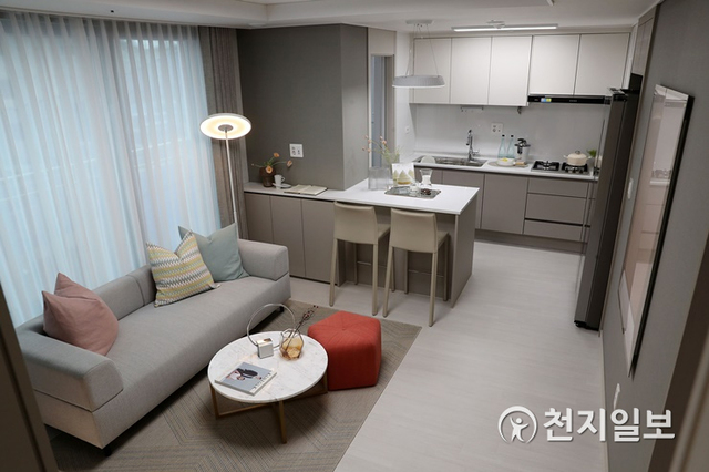 양승조 충남도지사는 이날 청년, 신혼부부 등 30여명과 아산 첫 사업 현장을 방문, 견본주택을 점검한 뒤 인근에서 소통·공감 토크를 가졌다. (제공: 충남도) ⓒ천지일보 2021.8.30